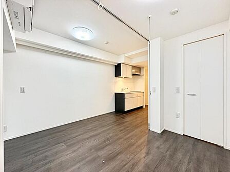 【洋室】リビングと隣り合う洋室。趣味の部屋にもお子様の部屋にも出来る汎用性があります。