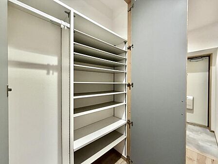 【収納】廊下に便利な棚収納が備わり、住空間をより効率よく使えます。