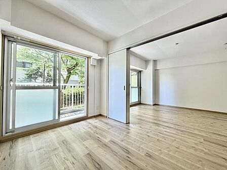 【洋室】リビングから見守りのしやすい洋室はお子さまの遊び部屋にも適しています。元気に遊ぶお子さまと一緒に寛げる間取りです。