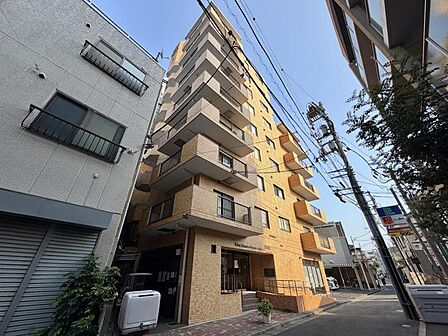 【外観】住宅街に映える端正なマンション。暮らしの舞台にふさわしい、落ち着きと品格を備えています。