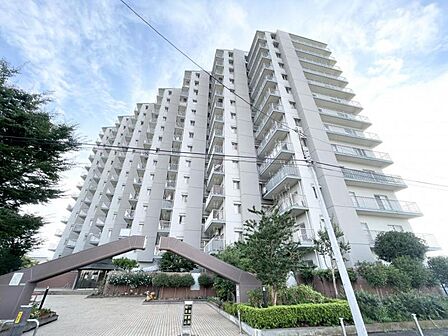 【外観】凛とした佇まいが印象に残るデザイン。