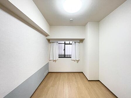 【洋室:5.5帖】シンプルな内装で家具の配置もしやすい空間です。