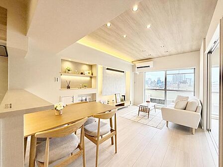 室内にたっぷりと光が差し込む、快適なリビングです。