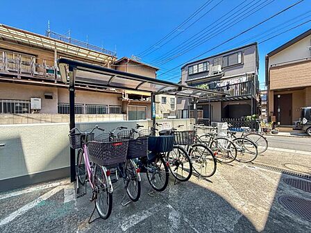 【駐車場】 屋根付きの駐輪場は雨の日などにとても重宝します。