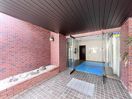 【エントランス】綺麗に整備されたエントランスです。