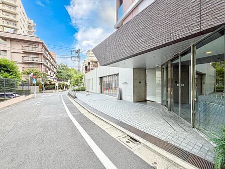 【エントランス】 しっかりと管理が行き届き開放感があり明るいマンションの顔