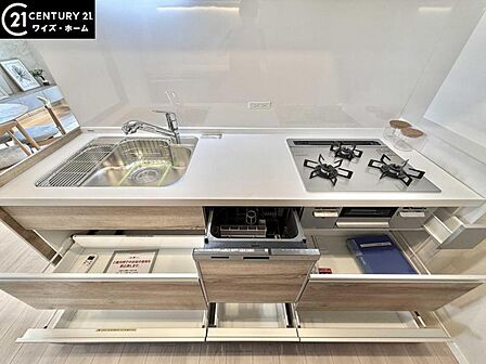 【キッチン】洗練されたシステムキッチンが住空間の美意識を高める。
