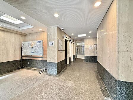【エントランス】管理の良さが一目でわかる、清掃の行き届いた開放的なエントランス。