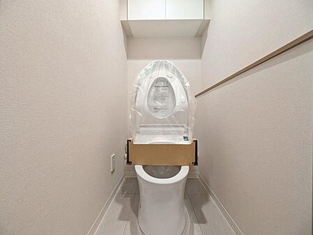 【トイレ】 小さなお子さまも使うトイレだからこそ、掃除のしやすさは大切。床材や壁の素材にも配慮され、日々のメンテナンスがぐっとラクになります。