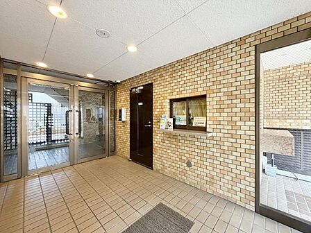 【エントランス】 住まいの顔ともいえるエントランスは、上品で洗練された印象に仕上がっています。
