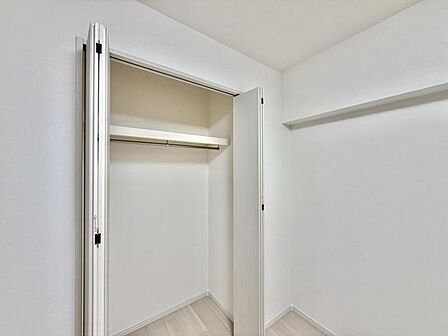 【収納】丈の長いコートやワンピースをハンガーに掛けてシワを付けずに収納できます。