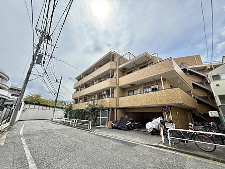 【外観】陽光をたっぷりと取り込む明るい住空間。圧迫感がなく街並みに馴染む落ち着いた佇まい。