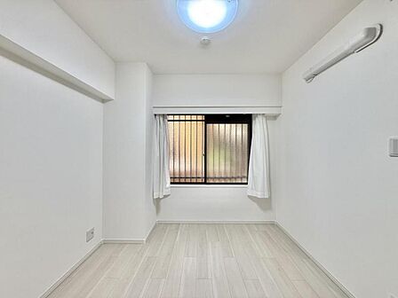 【洋室:4.4帖】シンプルで落ち着いた洋室は、夫婦の寝室に。一日の終わりに、ほっとひと息つけるプライベート空間です。