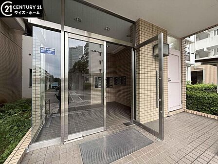 【エントランス】暮らしの質は入り口で決まる。開放感と防犯性を兼ね備えた意匠。