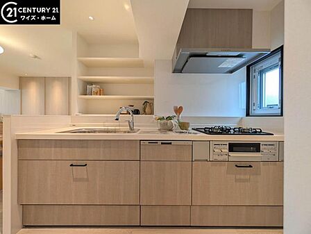 【キッチン】洗練されたシステムキッチンが住空間の美意識を高める。