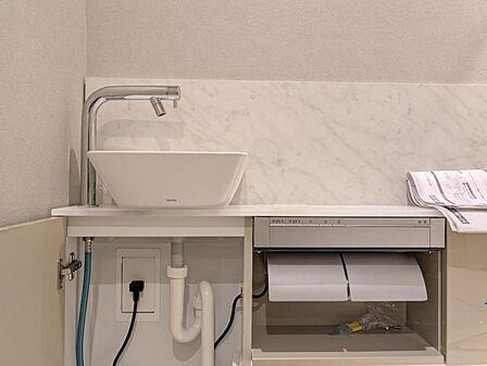 【トイレ】トイレ内で完結できる手洗い動線は、来客時にもスマート。清潔感と気配りが伝わる、家族の“暮らしの質”をさりげなく高めるポイントです。
