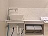 トイレ：【トイレ】トイレ内で完結できる手洗い動線は、来客時にもスマート。清潔感と気配りが伝わる、家族の“暮らしの質”をさりげなく高めるポイントです。
