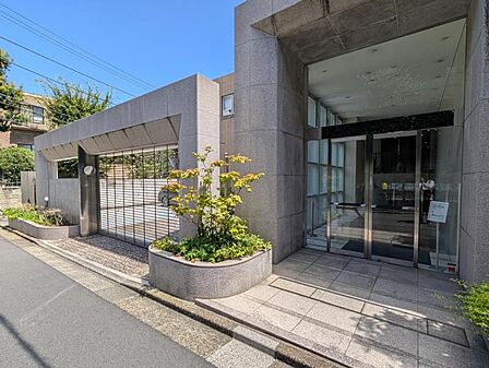 【エントランス】ゆとりあるフラットアプローチ。日々の歩みも優雅に迎えるエントランス。