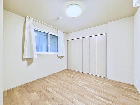 【洋室:6.7帖】 一日の疲れをいやしてくれる主寝室。時を忘れて過ごす場所として過ごせるお部屋です。