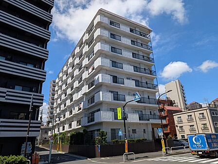 【外観】空へと伸びるシャープなライン。洗練された都市生活の象徴。