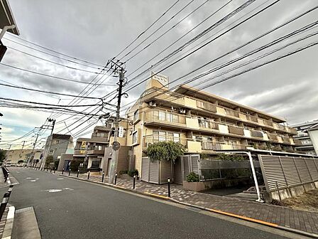 【外観】閑静な住宅街に佇む、品のあるマンション。街の空気に溶け込む、穏やかな佇まいです。