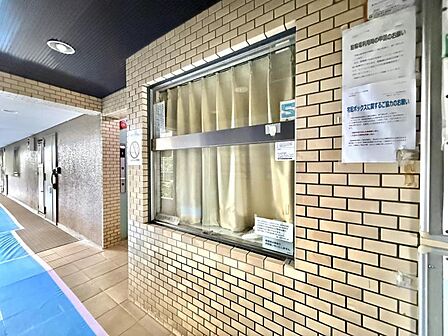 【エントランス】見守られている安心感。管理員窓口が身近にある暮らし。