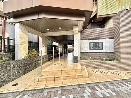 【エントランス】美しい石畳が、居住者やゲストを優雅に迎えるエントランス
