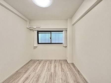 【洋室:4.9帖】明るく落ち着いた雰囲気のお部屋です。