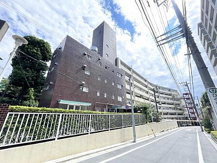 【外観】周囲の街並みに調和した外観です。