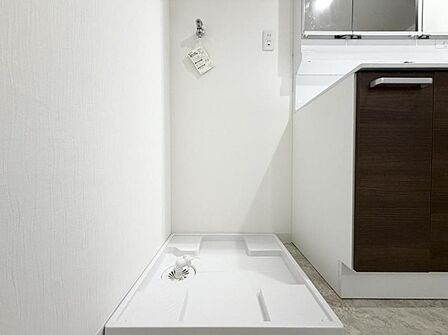【洗面所】大型ドラム式洗濯機も設置可能なランドリースペース。