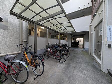 【駐輪場】屋根付きの駐輪スペースがあり、雨の日も安心です。