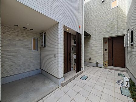 【エントランス】住む人や訪れる人を室内へと優しくエスコートします。