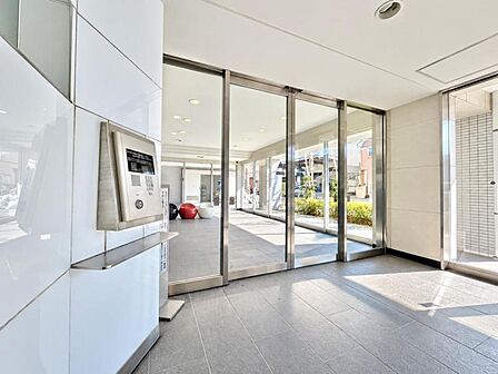 住まいの顔ともいえるエントランスは、上品で洗練された印象に仕上がっています。