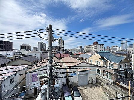 都市の美しい夜景を眺めながら、落ち着いた時間を過ごせます。