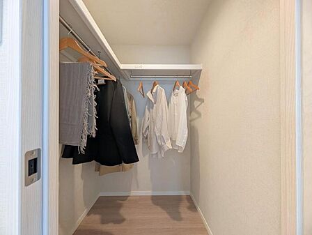 【収納】　大きなWICが完備。衣類や大きな家電などをマルチに収納できて住空間をより広げてくれます。