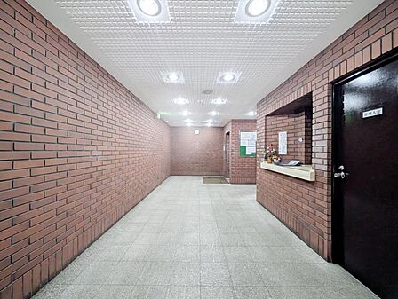 【エントランス】　住民同士の挨拶が飛び交うエントランスは明るく快適で気持ちの良い空間