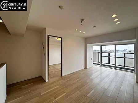 【リビング:16.7帖】大きな窓から降り注ぐ自然光が、リビング全体を明るく温かい空間に演出します。