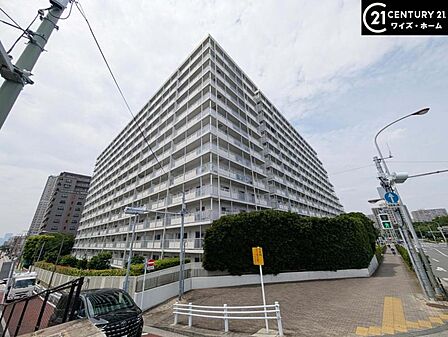 【外観】規則正しく並ぶ窓のラインが、建物全体に心地よいリズムを生みます。