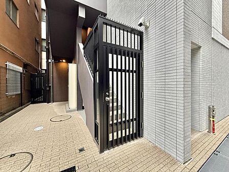 【エントランス】重厚感のあるエントランスデザインです。