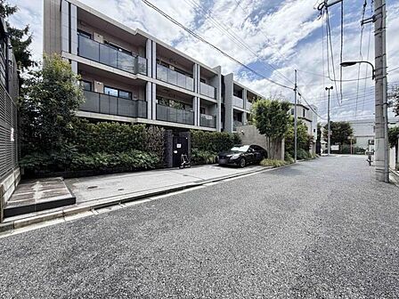 【駐車場】お車をお持ちの方に嬉しい敷地内駐車場。空き状況についてはお問い合わせください。