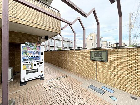 【エントランス】上質な雰囲気を纏う共用スペース。