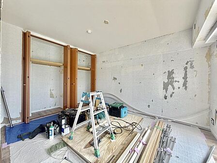 【洋室】シンプルな内装で家具の配置もしやすい空間です。