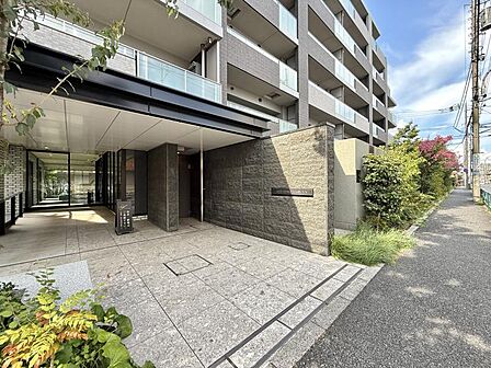 【エントランス】住む人や訪れる人を室内へと優しくエスコートします。