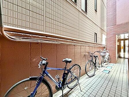 【駐輪場】 広くしっかりと区画分けされた駐輪場。管理も行き届いて使いやすそうです。