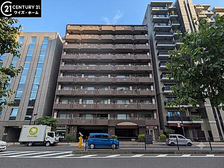【外観】青空に映える重厚な佇まい。