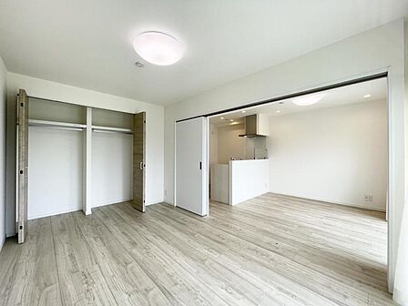 【洋室：6.3帖】どんな家具にも調和する明るく落ち着いた内装 大切な時間を豊かに、快適にお過ごしいただけます。