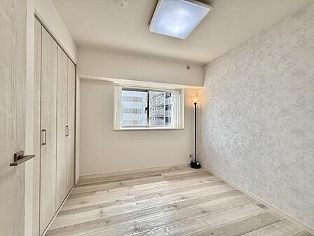 【洋室:4.6帖】シンプルで綺麗な形の居室は季節に合わせてインテリアを楽しみながらお住まいいただけます。