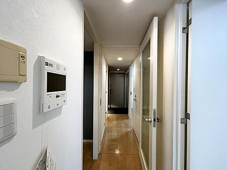 【玄関】 玄関はおうちの第一印象。清潔感あふれる空間を重視した造りになります。