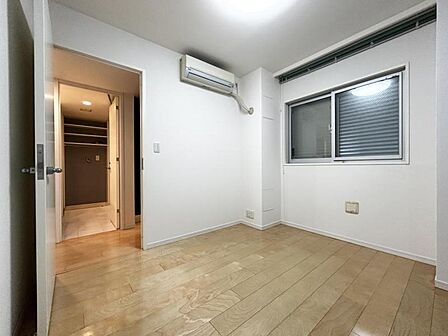 【洋室:6.1帖】明るく落ち着いた雰囲気のお部屋です。