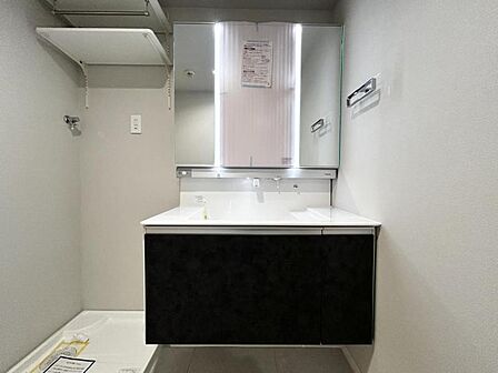 【洗面所】日用品のストックも収納できる便利な収納スペースつき。清潔感のあるカラーで統一されています。